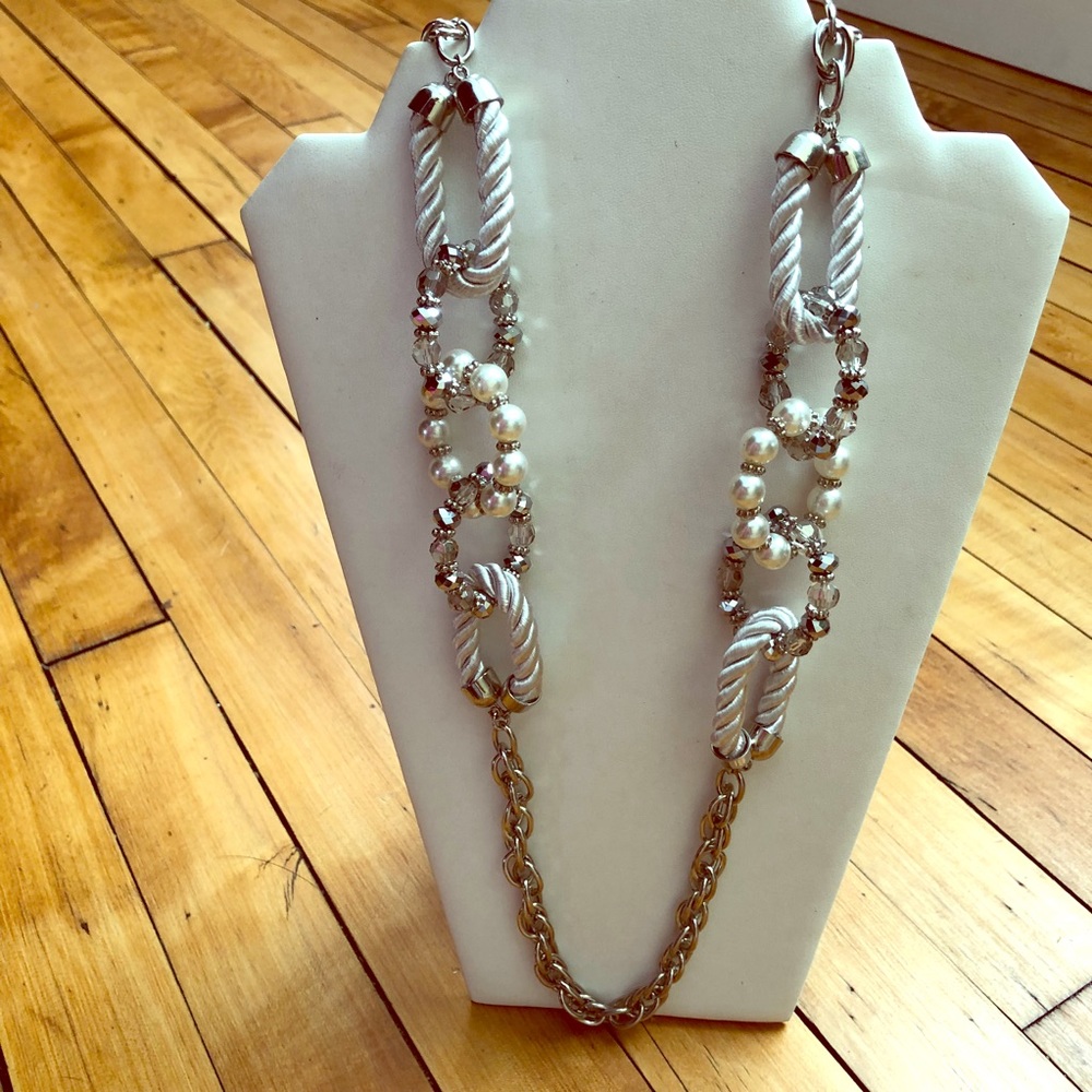 Silver Fashion Pearls & Crystals Necklace